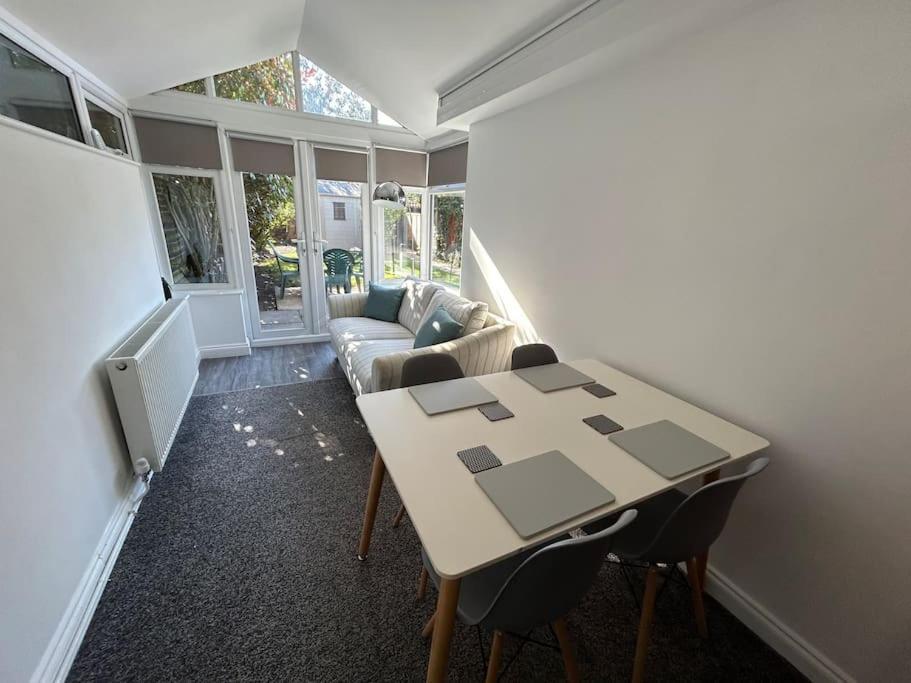 Modern & Spacious 4 Bedroom Home Crewe Εξωτερικό φωτογραφία